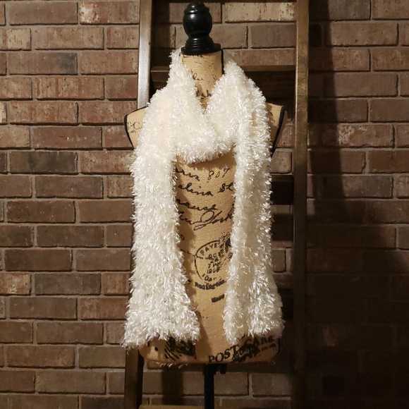 Dillards Accessories - 💥92" Scarf